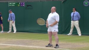 YOUTUBE Wimbledon, lo spettatore disturba e la tennista lo sfida: "Scendi in campo"