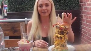 Kate Ovens, la sfida della food blogger: mangia mega panino alto 30 centimetri