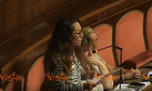 YOUTUBE Paola Taverna sui vaccini: "Siete pazzi. Dov'è il ministro?"