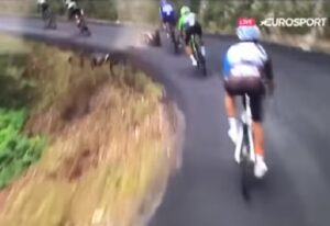 YOUTUBE Tour de France: Richie Porte perde il controllo e va contro la montagna 