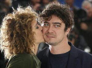 Riccardo Scamarcio e Valeria Golino di nuovo insieme? Abbracci e sguardi al ristorante