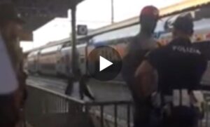 VIDEO Ventimiglia, poliziotto strattona e insulta migrante: "Tornatene in Burundi"