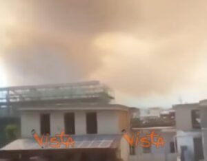 Vesuvio brucia: cenere e fumo copre città ai piedi del vulcano. Paura roghi tossici