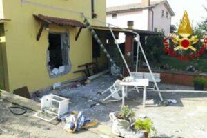 Anguillara, esplode villetta alle porte di Roma: feriti 3 donne e un anziano