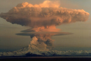 Alaska, vulcano erutta colonna di fumo alta 9 km: allerta per gli aerei