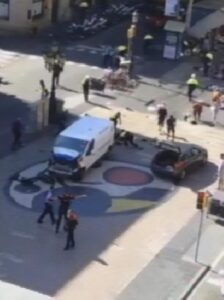 Barcellona, il furgone abbandonato sulla Rambla dopo l'attentato