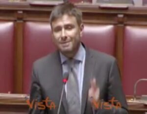YOUTUBE Di Battista cacciato dalla Camera da Boldrini. Bonafede: "Lei non è la maestra degli italiani"