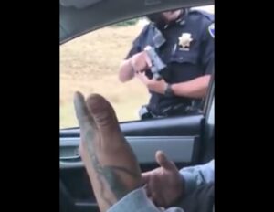 YOUTUBE Usa, California: poliziotto punta pistola contro automobilista per 9 minuti