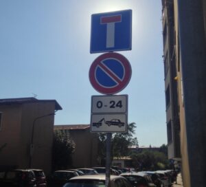 Milano, via Monte Baldo: parcheggio per i residenti cancellato. E nessuno sa nulla