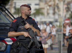 Attentato Barcellona, caccia a 3 terroristi in fuga, forse in Francia. Potrebbero colpire ancora
