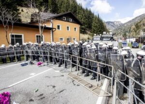 Migranti, Austria schiera i militari per i controlli al Brennero