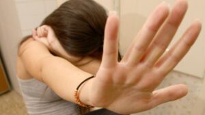 Ragazza di 15 anni violentata da 4 minorenni e un maggiorenne: orrore a Bari