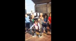 Argentina, maestro di educazione fisica riesce a far ballare l'alunna paraplegica
