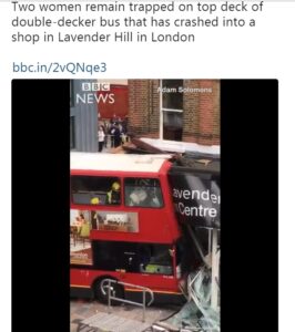 Londra, bus a due piani sfonda vetrina negozio: passeggeri intrappolati