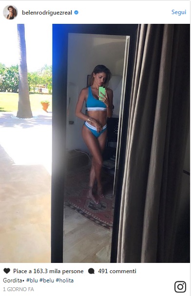 Belen Rodriguez, selfie davanti allo specchio: "Sono grassottella" 