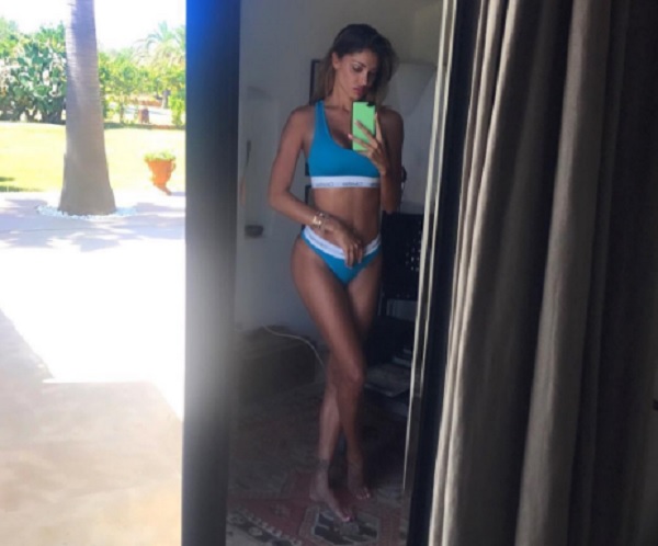 Belen Rodriguez, selfie allo specchio su Instagram: "Sono grassottella"