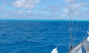 La vacanza si trasforma in un incubo, catamarano affonda nel Pacifico: salvata una famiglia britannica