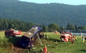 Alt Val di Non, bus fuori strada: morto autista, feriti 30 passeggeri