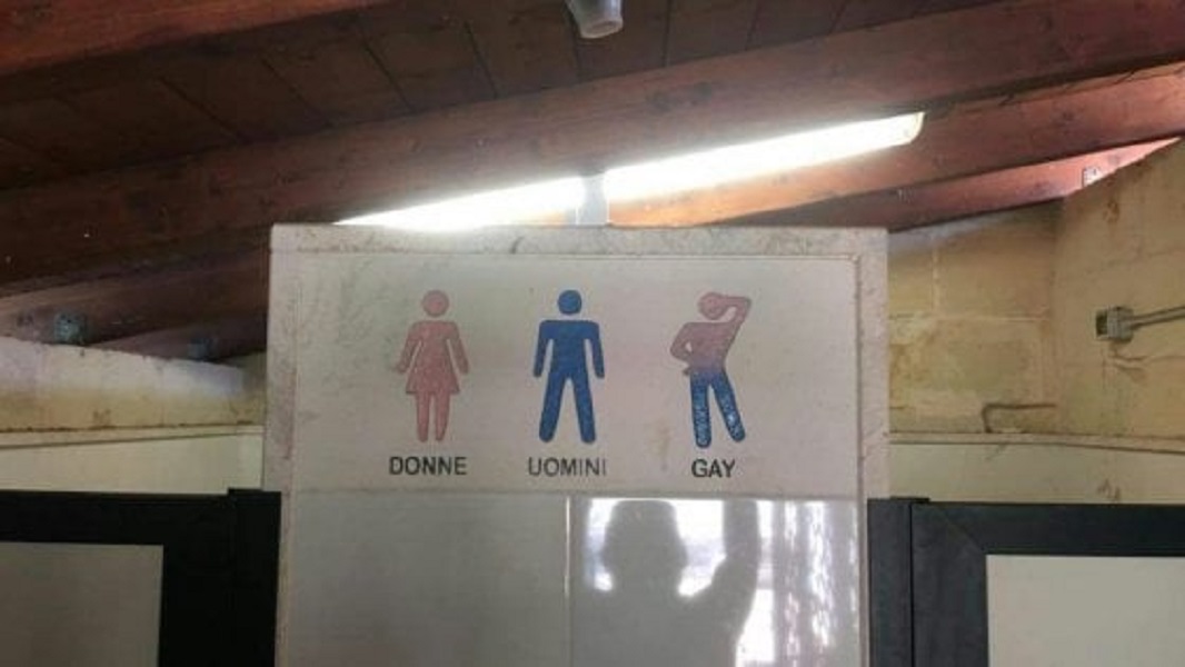 Cavallino (Lecce), la toilette del B&B col cartello omofobo 