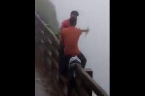 YOUTUBE India, scivolano e muoiono in una cascata alta 60 metri
