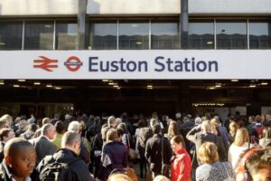 Londra, allarme terrorismo: pacco sospetto a Euston, evacuata stazione