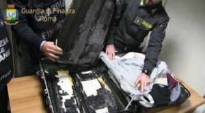 Fiumicino, Finanza sequestra 55 chili di cocaina 