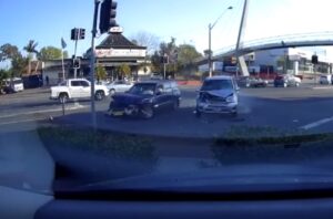 Scontro violentissimo tra due auto a Sydney. chi ha torto?