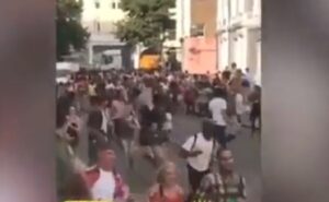 YOUTUBE Londra, attacco con l'acido al Carnevale di Notting Hill: la gente fugge in preda al panico