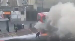 Londra, bus in fiamme: passante prova a spegnere incendio con l'estintore