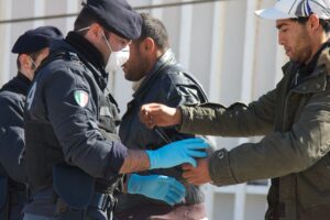 Migranti, la denuncia di Daniele Contucci, poliziotto: "La scabbia, la tubercolosi e chi ci guadagna davvero"