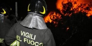 Pompiere appicca incendi a Pavia per spegnerli: "Volevo imitare le serie tv Usa"