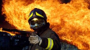 Pompieri volontari appiccano incendi per guadagnare 10 euro l'ora: arrestati a Ragusa