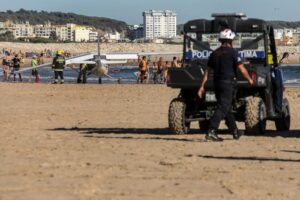 Portogallo, aereo da turismo atterra in spiaggia e travolge i bagnanti: morti un uomo e una bimba