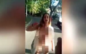 Bologna, ragazza nuda per strada tra gli immigrati: "Esperimento sociale, siete buoni vero?"