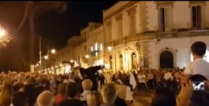 YOUTUBE Martina Franca, la statua di San Domenico cade durante la processione