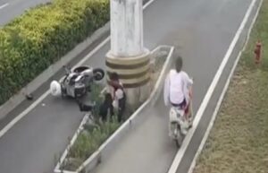 Senza casco si schianta contro pilone con scooter: nessuno si ferma a soccorrerlo