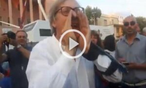 Francavilla al Mare, Vittorio Sgarbi contestato: "Siete tutti dei cornuti" VIDEO 