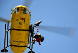 Svizzera, cade aereo da turismo: morti pilota e 2 ragazzi di 14 anni, ferita una ragazza