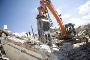Terremoto: per gli ultimi tre spesi 39 miliardi. Sul Corriere.it "70 anni di sprechi"