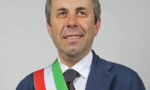 Tommaso Depalma, il sindaco di Giovinazzo si raddoppia lo stipendio: "Lo faccio per i poveri"
