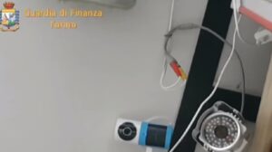Spiava clienti e dipendenti con 17 telecamere nascoste nel negozio: denunciata a Torino