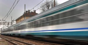 Pescara, si siede penzoloni sulla banchina: treno lo travolge. Morto un giovane di 36 anni