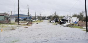 Uragano Harvey, furgone sommerso a Houston: si temono 6 morti