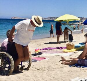 Sardegna, trascina moglie in carrozzina per 3 km: "La porto alla spiaggia più bella"