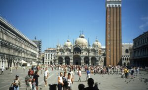 Venezia, segue banda di borseggiatrici e viene aggredita e picchiata