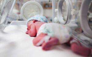 Nocera (Salerno), infermiera cade e schiaccia bimba di 2 mesi