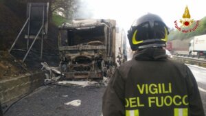 A1, camion a fuoco: autostrada chiusa nel Fiorentino, km di coda