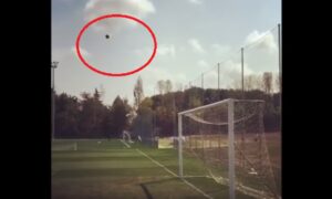 Alessandro Diamanti e il gol impossibile: tiro d'esterno da dietro la porta VIDEO