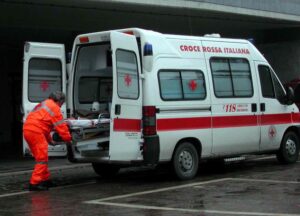 Bologna, furgoncino tampona mezzo in Tangenziale che finisce su operai: 7 feriti