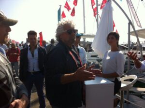 Beppe Grillo al Salone Nautico di Genova: ha occhi solo per il catamarano da 15 metri
